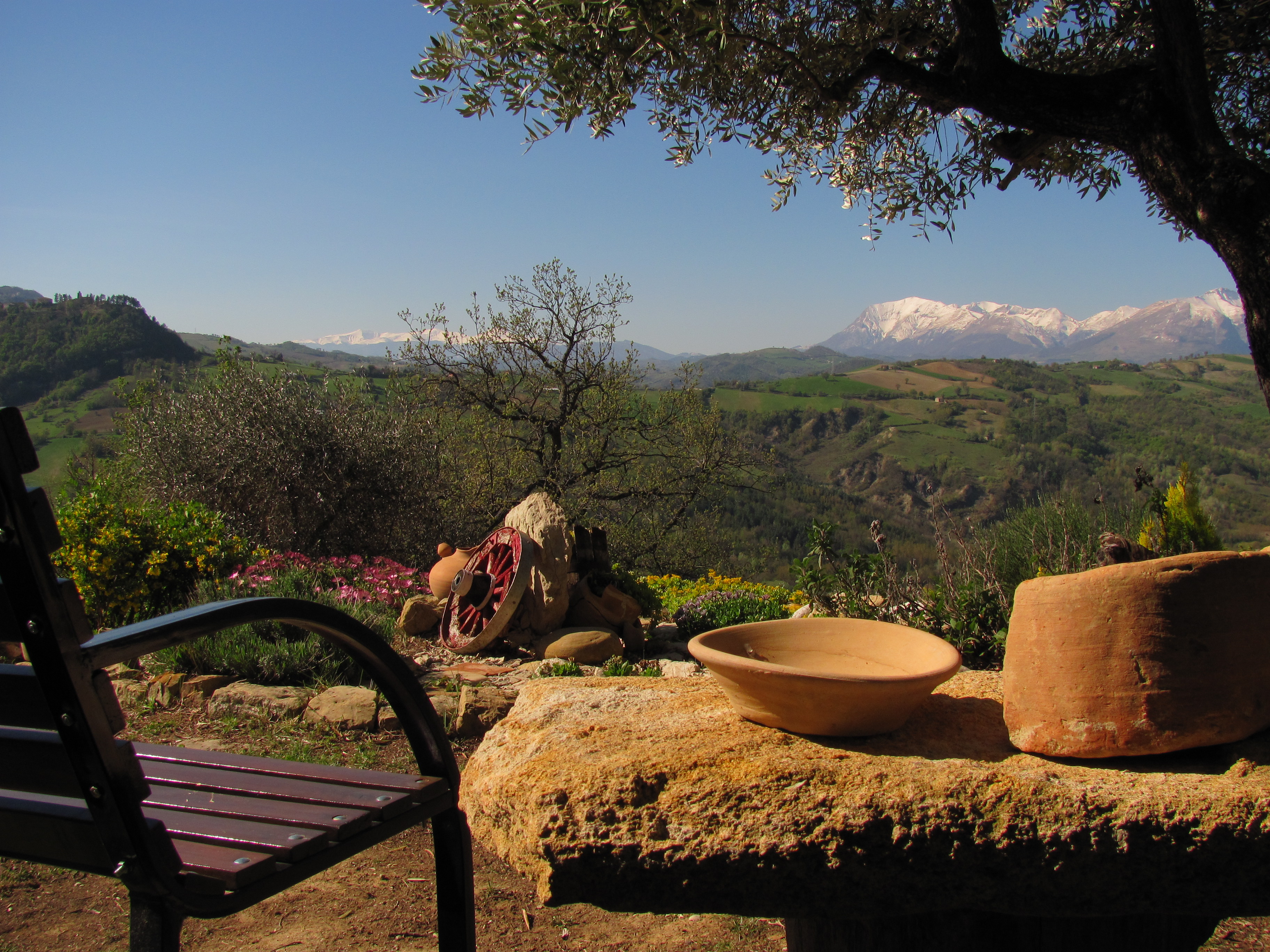 Old House holiday rental with private swimming poolin Penna San Giovanni. Panoramic location across the valley, Sibillini Mountain and Adriatic sea.
